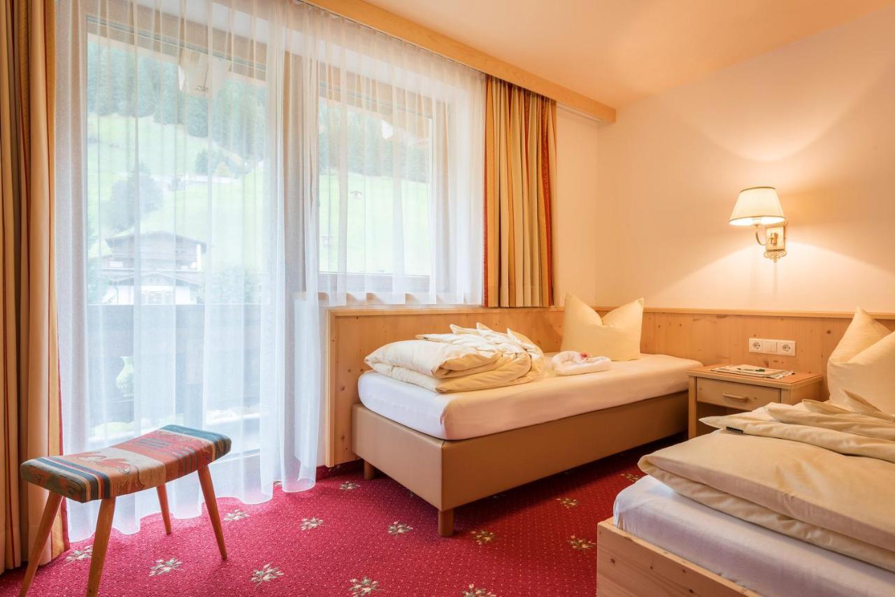 Hotel Pinzger Tux Bagian luar foto