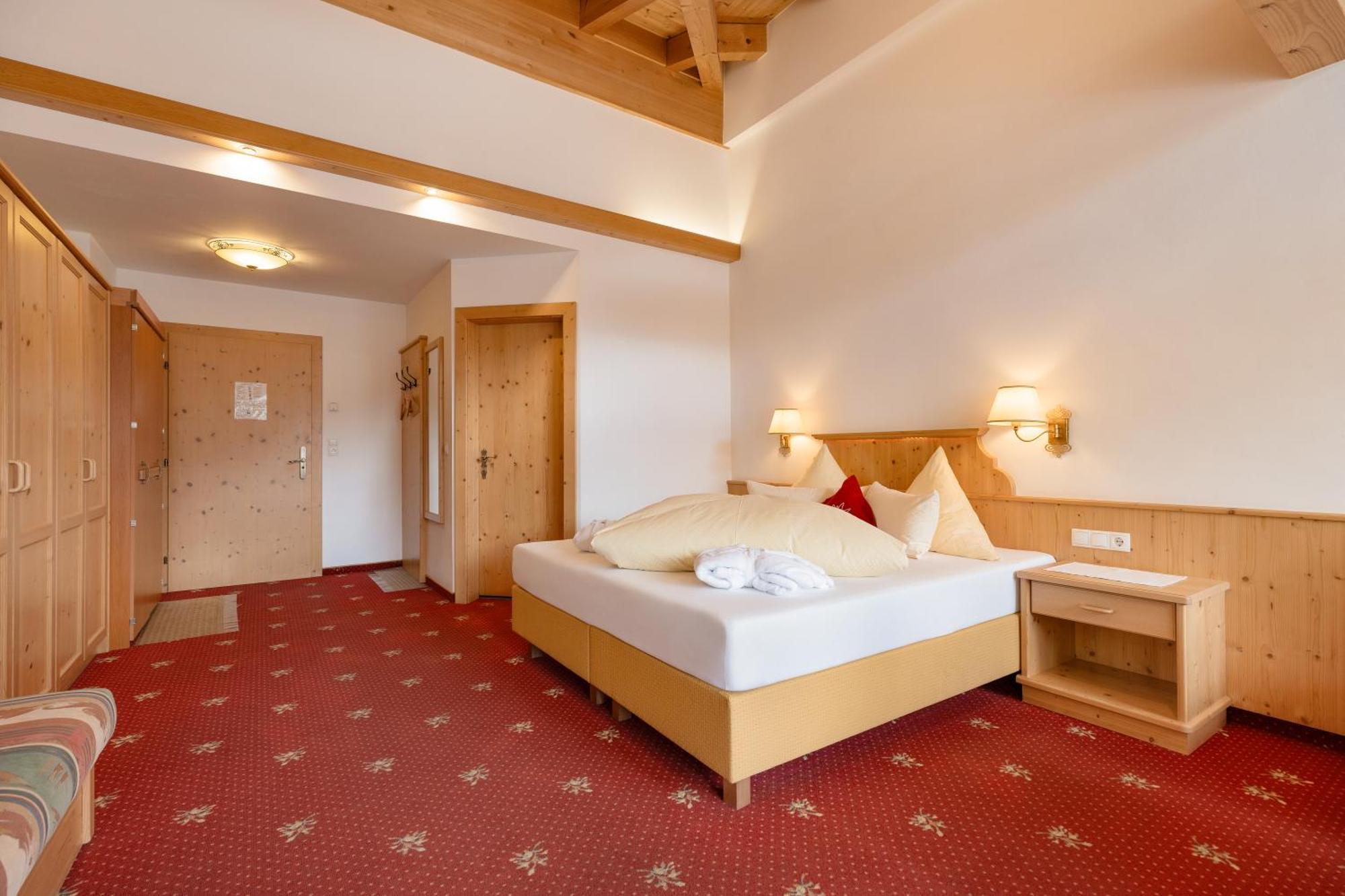 Hotel Pinzger Tux Bagian luar foto