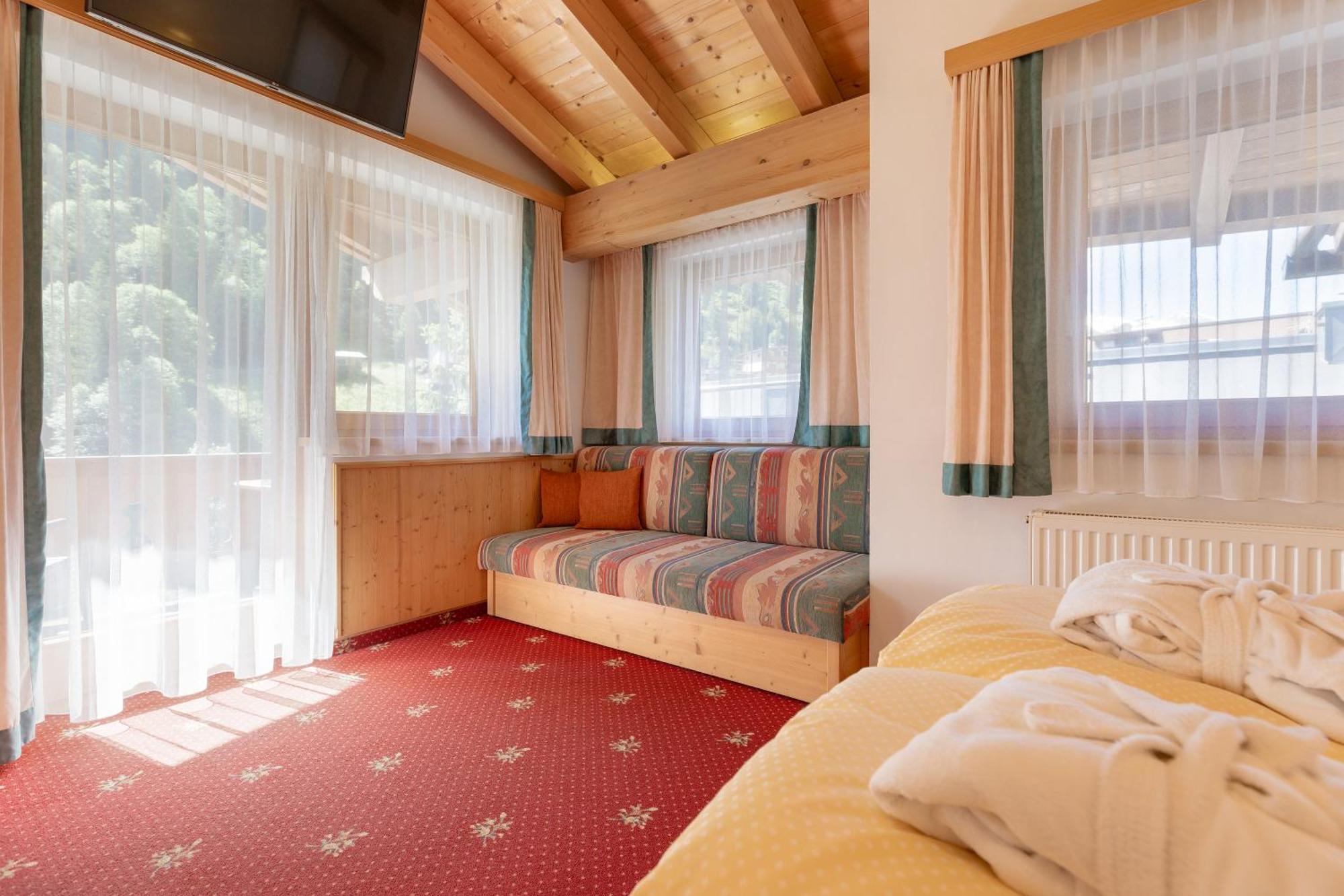 Hotel Pinzger Tux Bagian luar foto