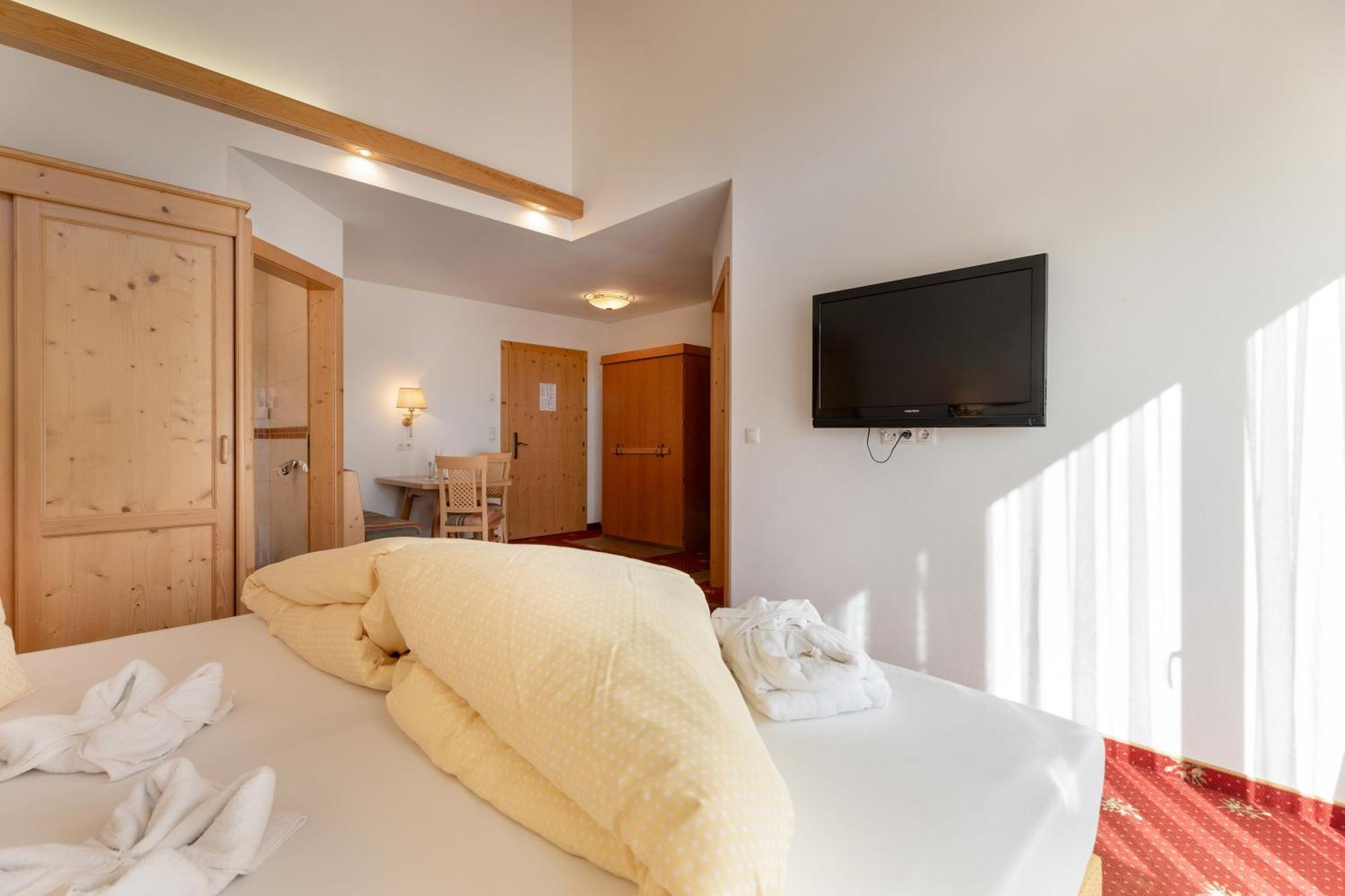 Hotel Pinzger Tux Bagian luar foto