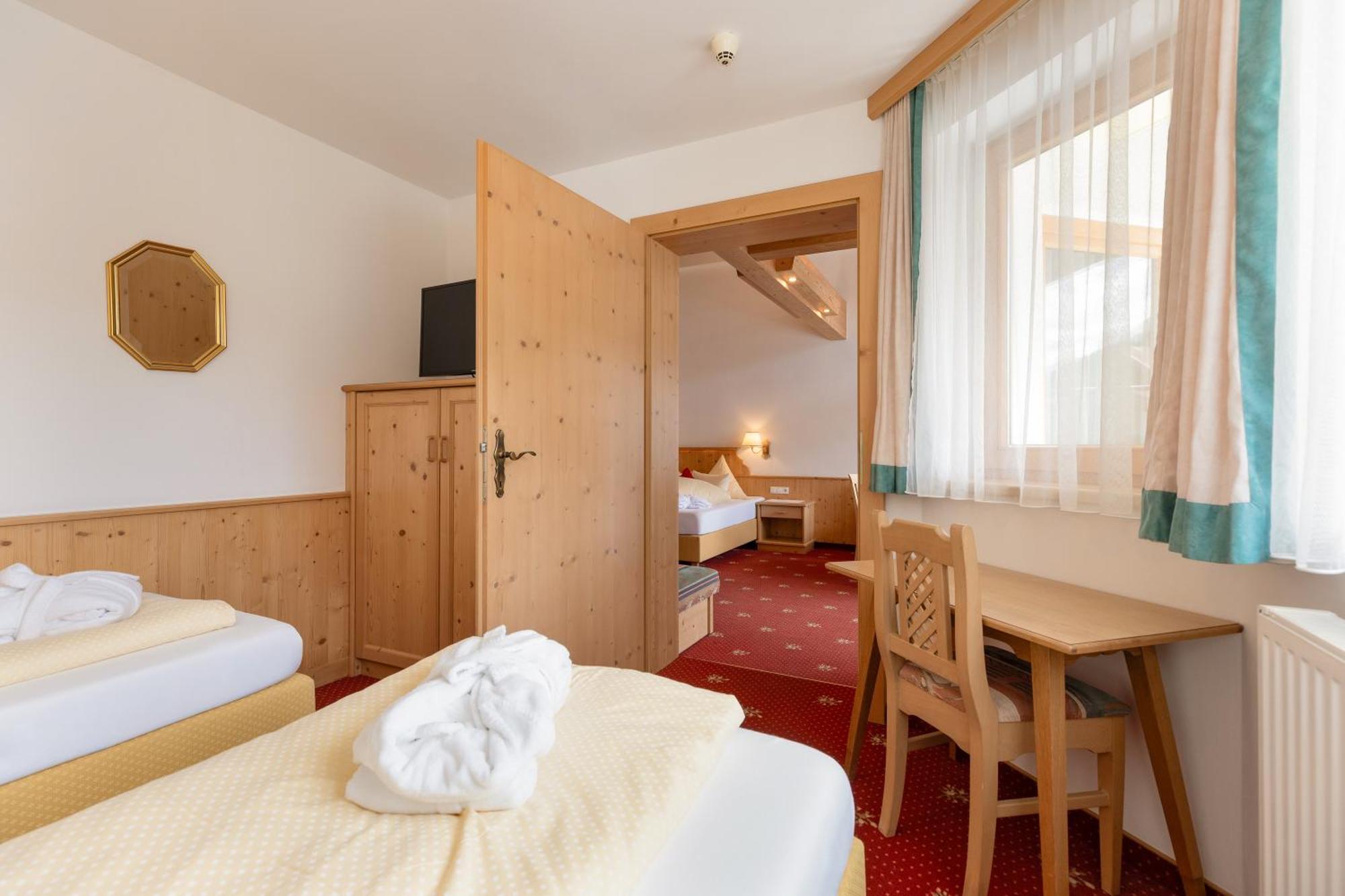 Hotel Pinzger Tux Bagian luar foto