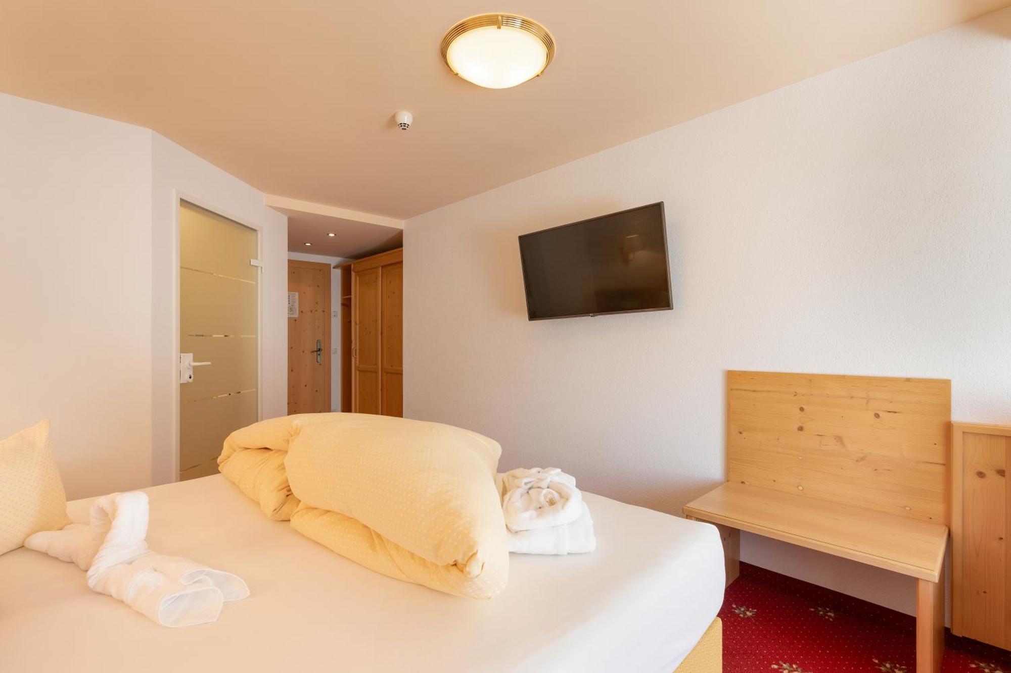 Hotel Pinzger Tux Bagian luar foto